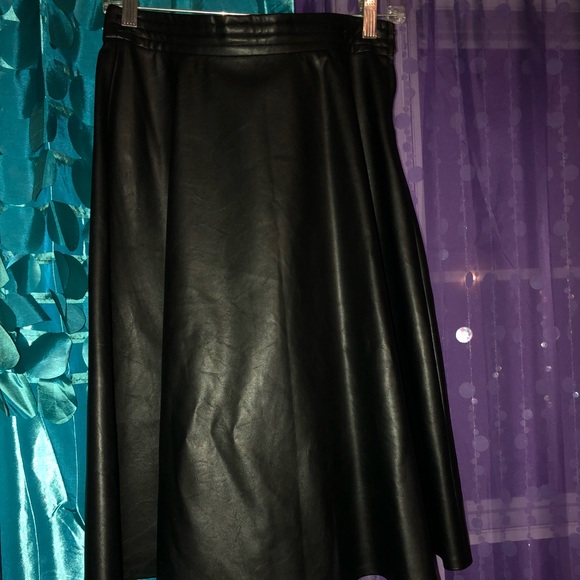 BLACK SKIRT - Picture 1 of 8